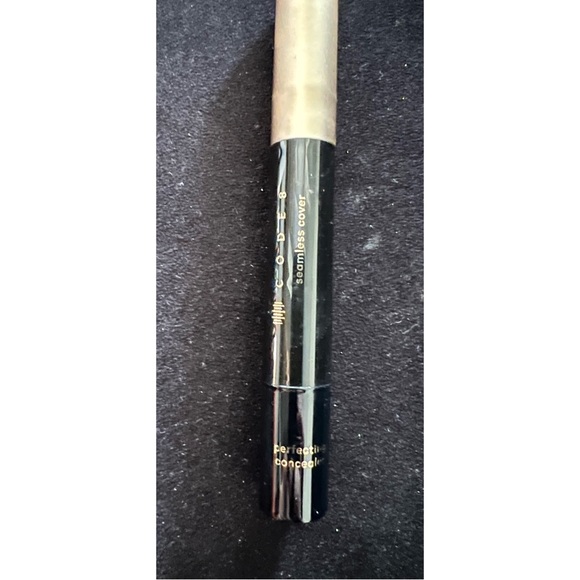 Code 8 Seamless Cover Concealer in NW70 - Picture 3 of 4